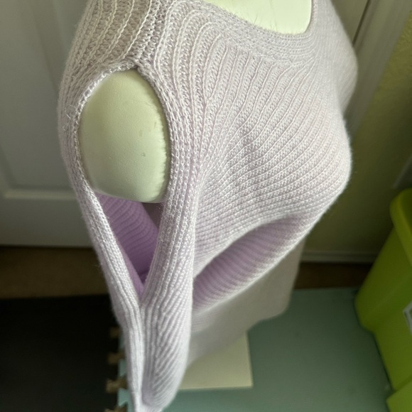 Staccato Lavender Women's Sweater with cold shoulder Size Large - Picture 3 of 4